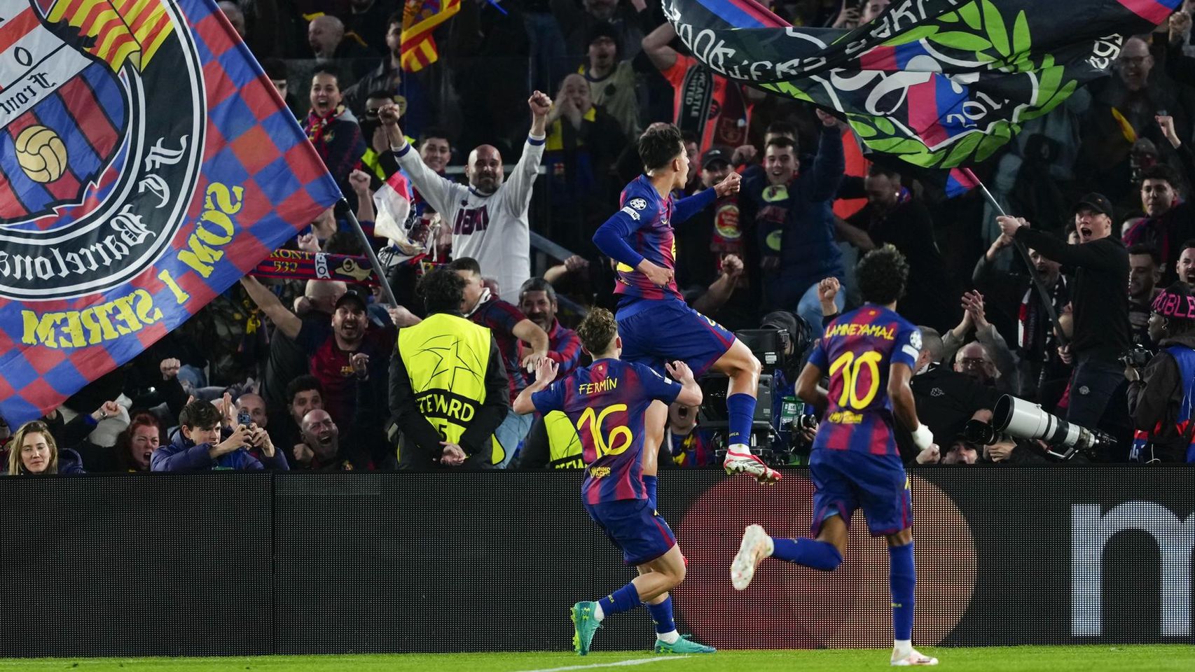 Marc Bernal celebra su gol al Newcastle con Fermín y Lamine Yamal