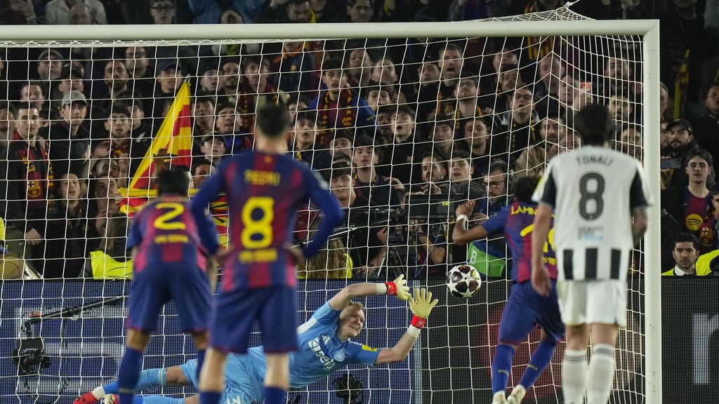 Lamine Yamal, de penal, marca el tercer del Barça