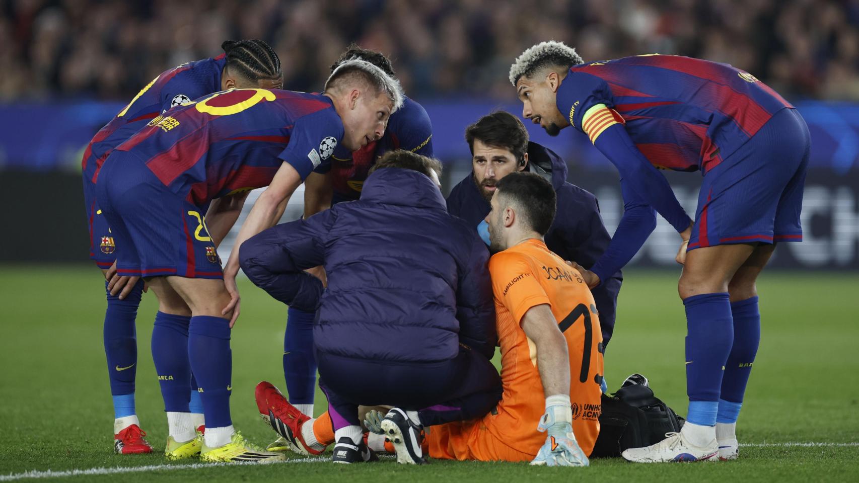 Joan García es atendido por los servicios médicos del Barça tras lesionarse ante el Newcastle