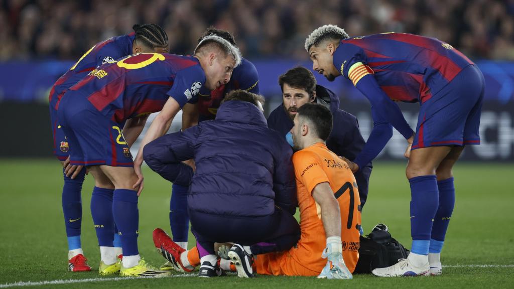 Joan García es atendido por los servicios médicos del Barça tras lesionarse ante el Newcastle
