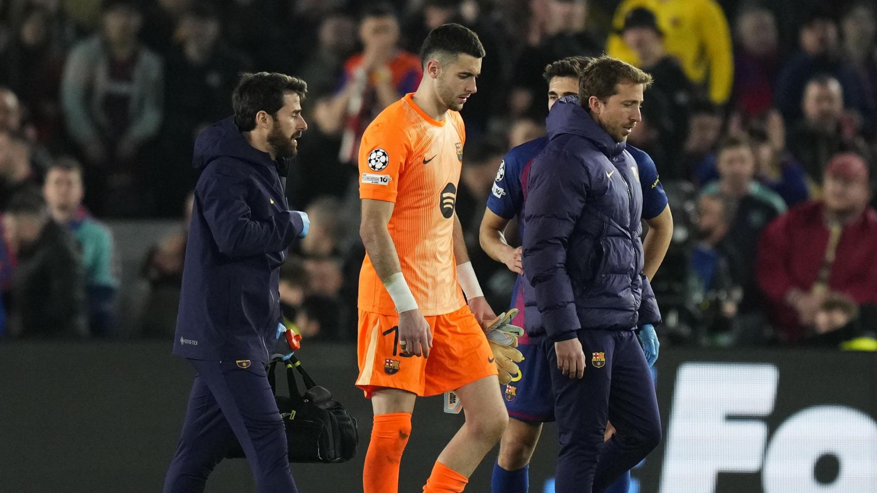 Joan García se marcha lesionado del Barça-Newcastle