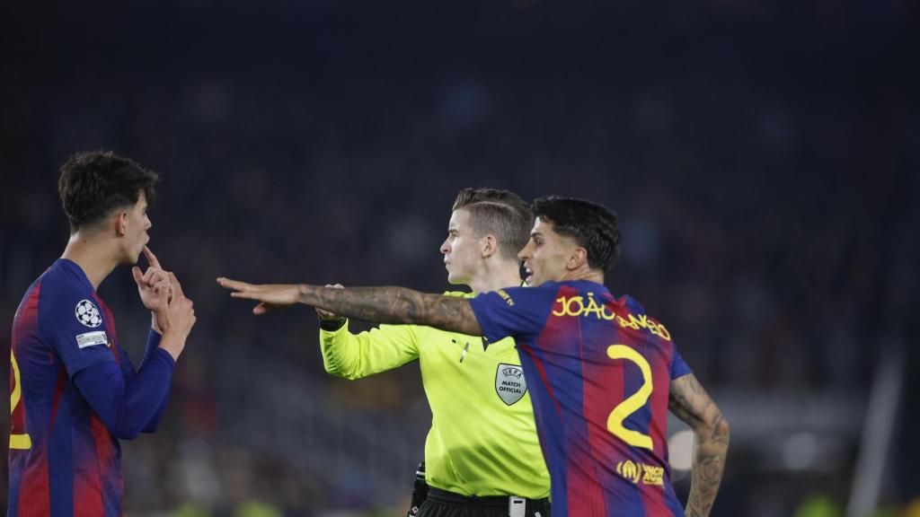 Joao Cancelo protesta una decisió arbitral al Barça-Newcastle de la Champions League