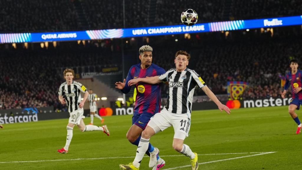 Ronald Araujo batalla per la pilota amb Harvey Barnes
