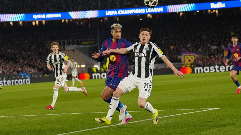 Ronald Araujo batalla per la pilota amb Harvey Barnes