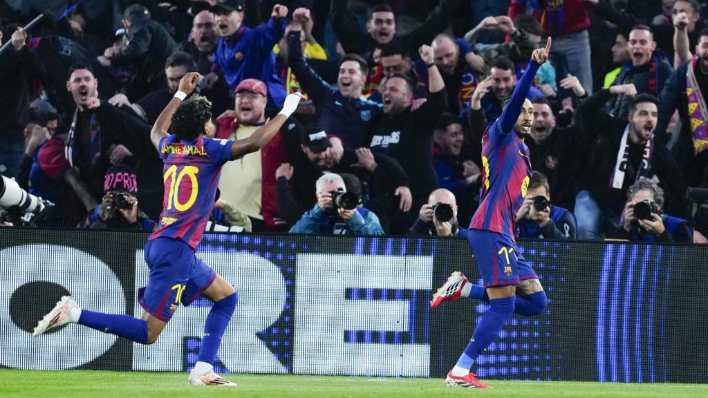 Raphinha celebra su gol al Newcastle con Lamine Yamal
