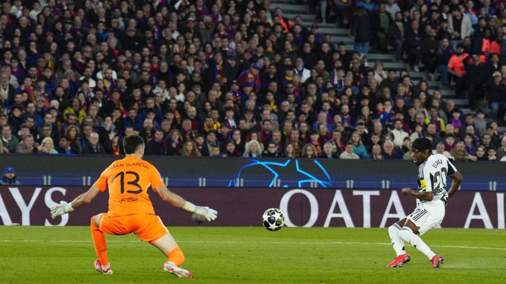 Anthony Elanga supera a Joan García en el Barça-Newcastle