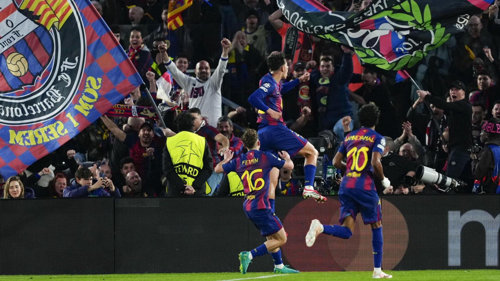 Marc Bernal celebra su gol al Newcastle con Fermín y Lamine Yamal