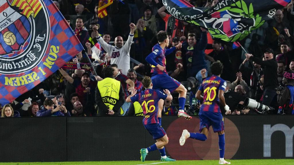 Marc Bernal celebra su gol al Newcastle con Fermín y Lamine Yamal