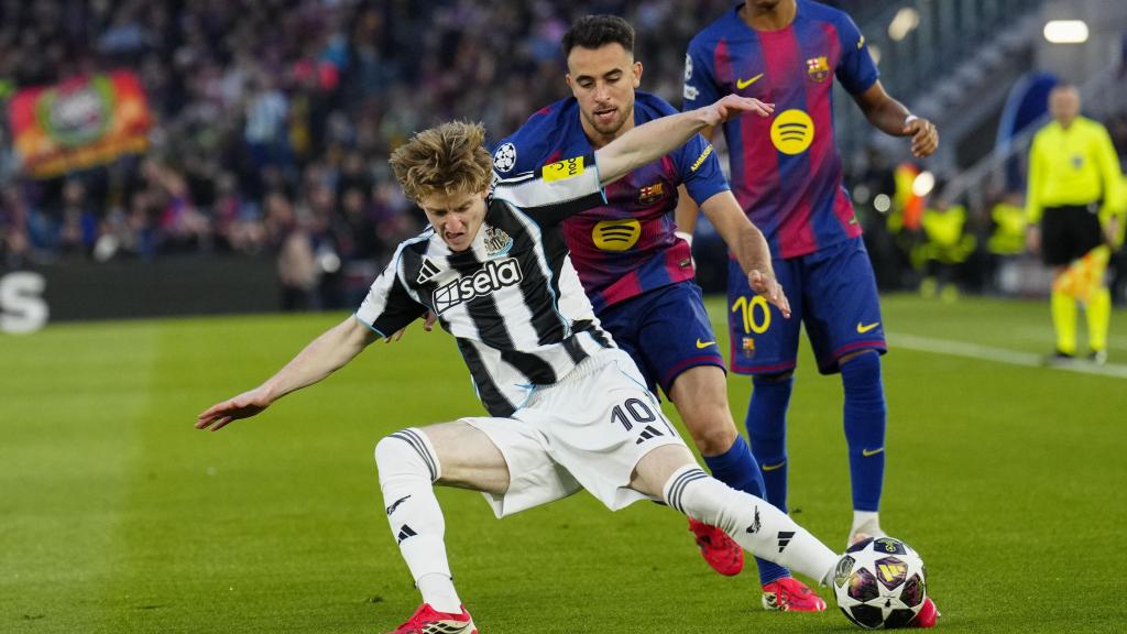 Éric García trata de robarle el balón a Anthony Gordon en el Barça-Newcastle de la Champions League