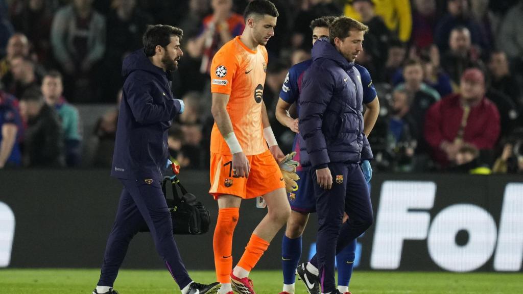 Joan García se marcha lesionado del Barça-Newcastle