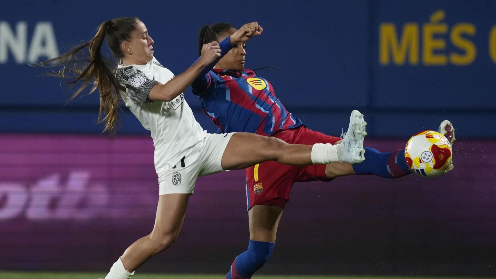 Salma Paralluelo pugna por la posesión del balón en el Barça Femenino-Badalona Women de las semifinales de la Copa de la Reina