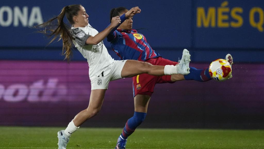 Salma Paralluelo pugna por la posesión del balón en el Barça Femenino-Badalona Women de las semifinales de la Copa de la Reina