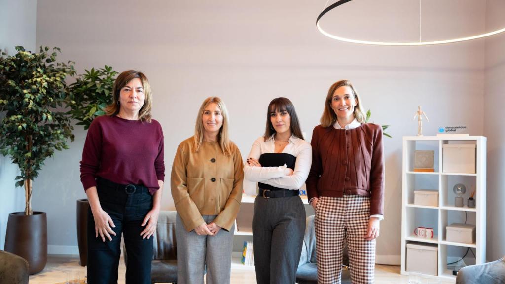 De izquierda a derecha: Montserrat Pujol, directora general de Group PMP; Lourdes García, responsable de innovación en la filial de redes de Endesa; Míriam de Saint-Germain, subdirectora de sociedad en Crónica Global; y Sara García, directora de People and Culture de Philip Morris España