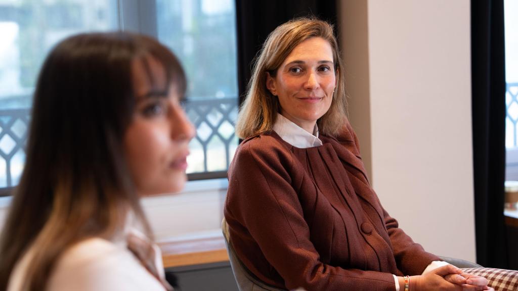Sara García, directora de People and Culture de Philip Morris Espanya, amb Míriam de Saint-Germain, sotsdirectora de societat a Crónica Global