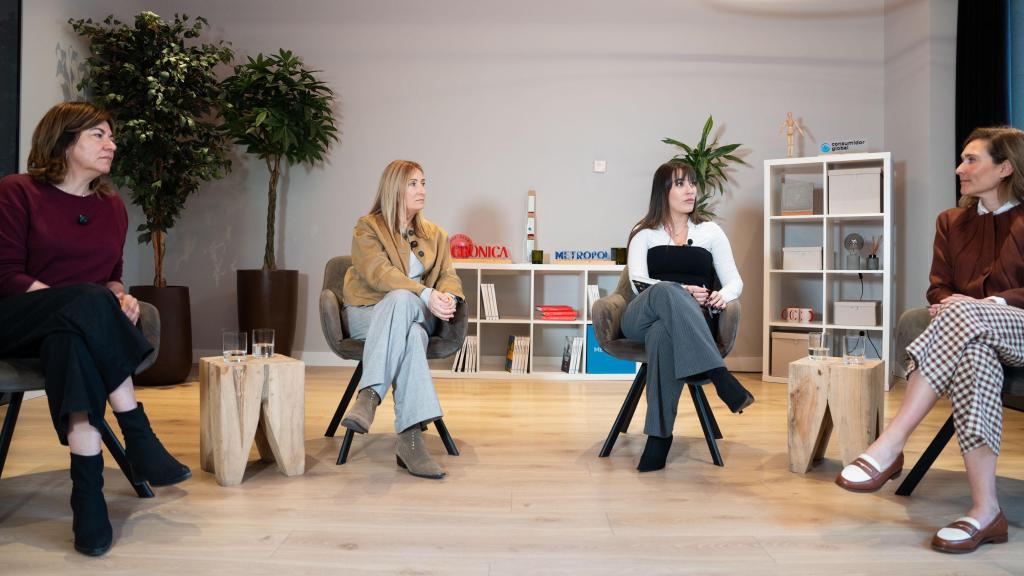 D'esquerra a dreta: Montserrat Pujol, directora general de Group PMP; Lourdes García, responsable d'innovació a la filial de xarxes d'Endesa; Míriam de Saint-Germain, sotsdirectora de societat a Crónica Global; i Sara García, directora de People and Culture de Philip Morris Espanya