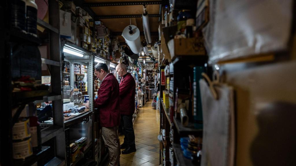 Treballadors a l'interior de la Drogueria Rovira