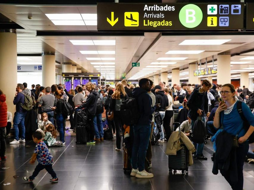Llargues cues a l'aeroport