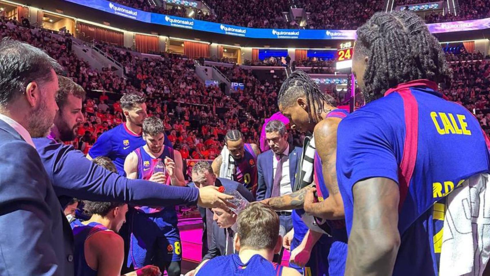 Los jugadores del Barça de basket atienden las instrucciones de Xavi Pascual