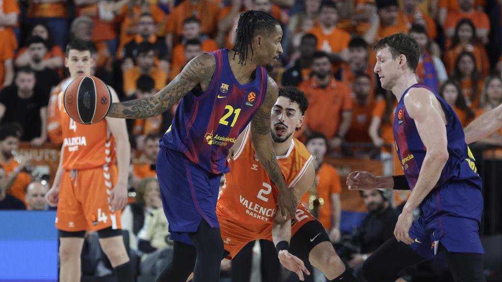 Will Clyburn protegeix la pilota en el València Basket-Barça de bàsquet de l'Eurolliga