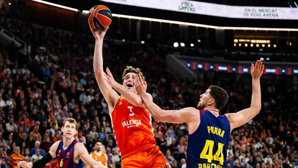 Joel Parra defensa Nate Reuverse al València Basket-Barça de bàsquet de l'Eurolliga.jpg