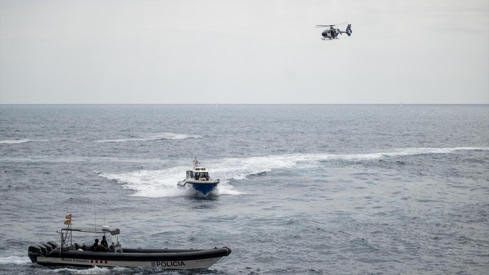 Buscan en el mar al joven estadounidense desaparecido en la Barceloneta