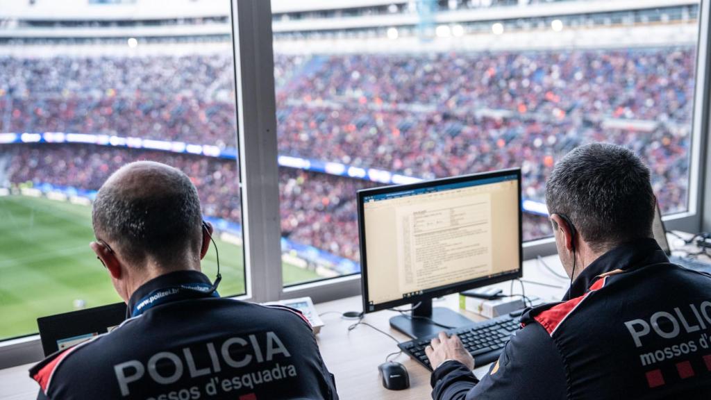 Agents dels Mossos d'Esquadra a la Unitat de Coordinació Operativa, a l'interior de l'Spotify Camp Nou