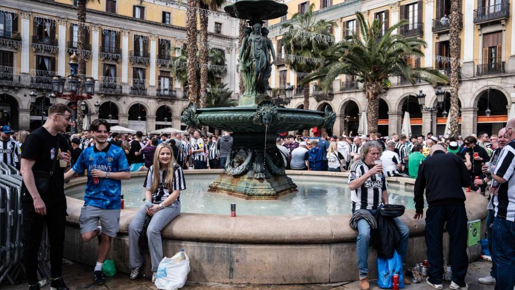 Aficionats del Newcastle a la Plaça Reial de Barcelona