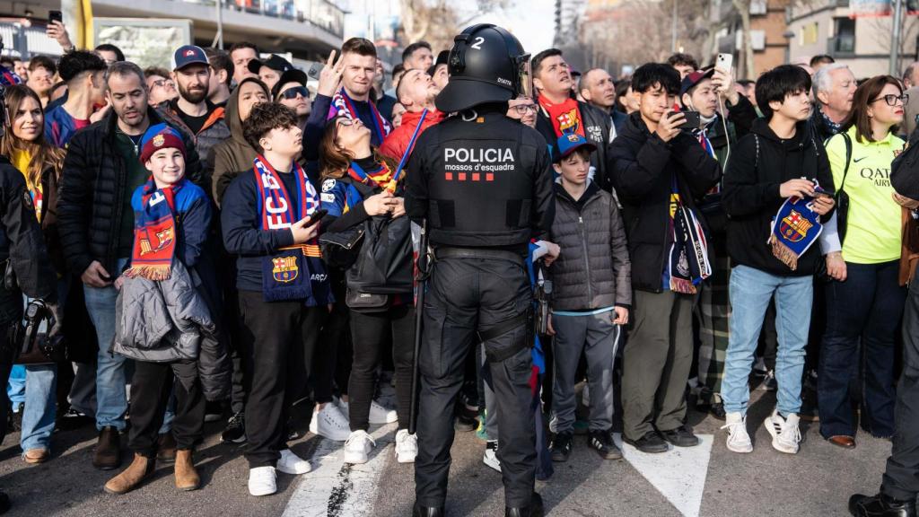 Agente de la Brigada Móbil (Brimo) de los Mossos d'Esquadra ante la afición del FC Barcelona