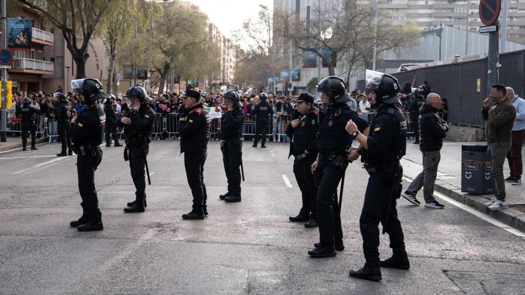 Agents dels Mossos d'Esquadra esperant l'arribada de l'autobús del FC Barcelona