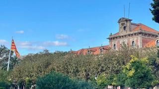 Exterior del Parlament de Cataluña, con la única presencia de la bandera autonómica