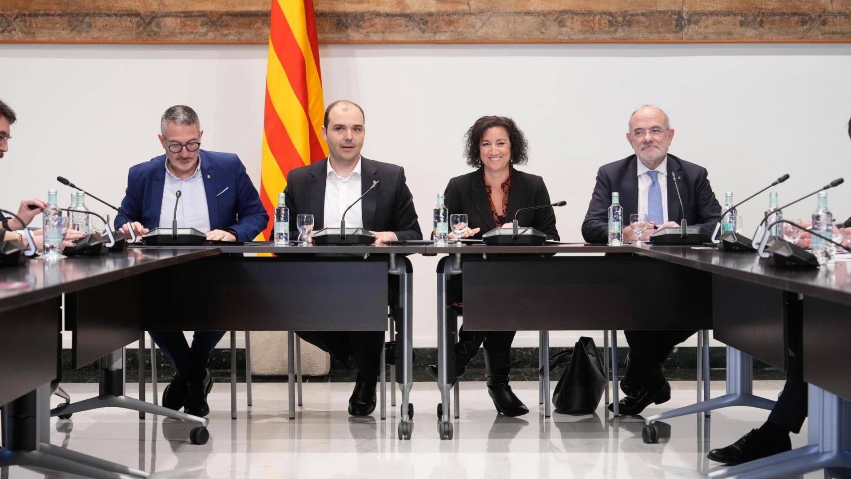 Los 'consellers' Miquel Sàmper, Albert Dalmau, Alícia Romero y Jaume Duch han encabezado la segunda cumbre convocada en el Palau de la Generalitat con representantes de los partidos catalanes para abordar el impacto de la guerra en Oriente Medio