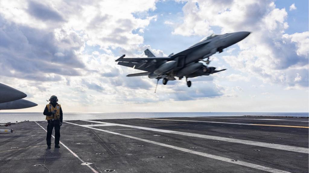 Els EUA llancen bombes antibúnquer contra emplaçaments reforçats de míssils d’Iran a prop de l’estret d’Ormuz