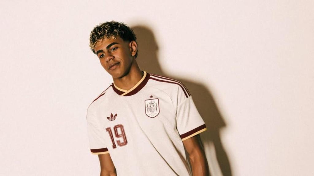 Lamine Yamal, amb la segona equipació de la selecció espanyola per al Mundial.jpg