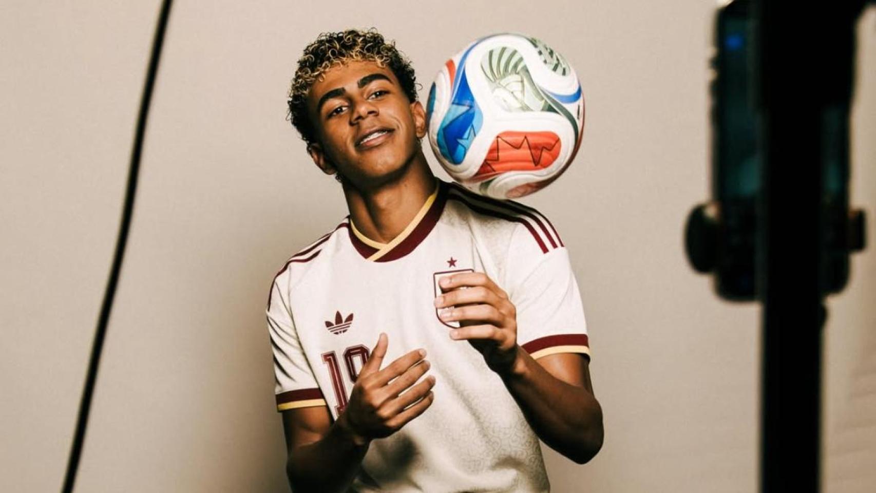 Lamine Yamal posa con la segunda equipación de la selección española para el Mundial