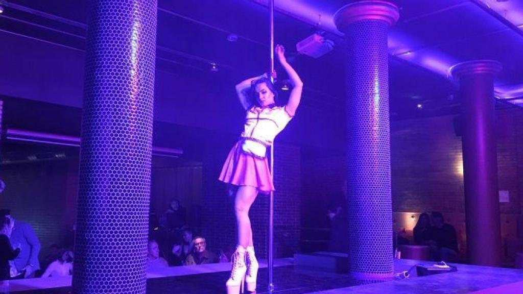Imagen del Dollhouse Barcelona, con la tarima del baile en barra en primer plano