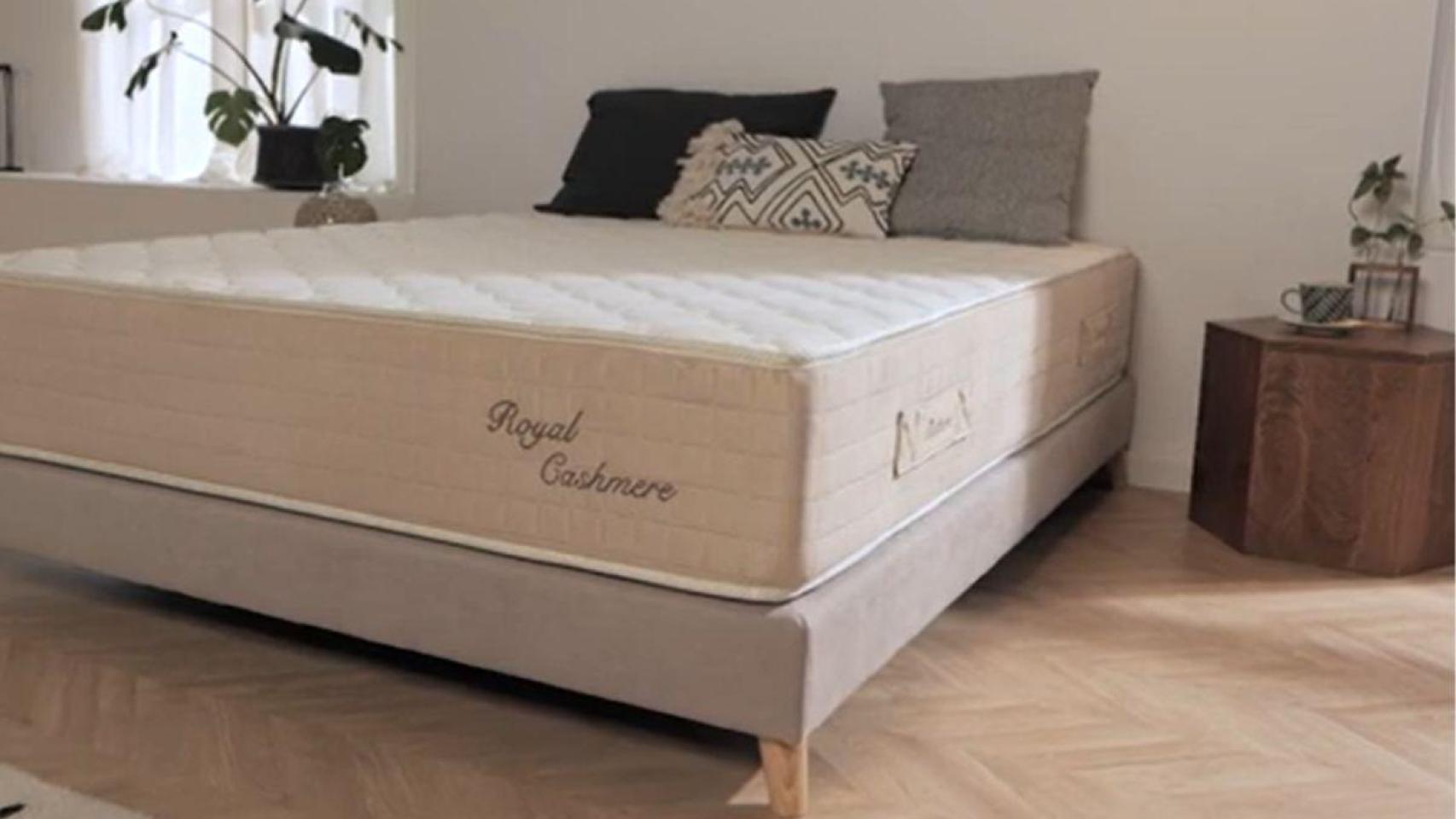Dormitorio principal con una cama y colchón.jpg