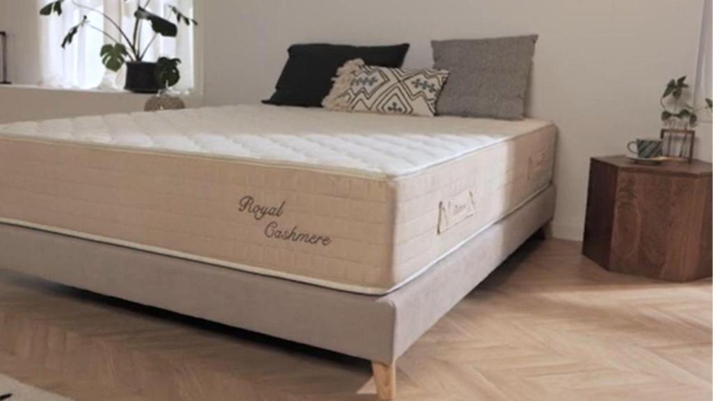 Dormitorio principal con una cama y colchón.jpg