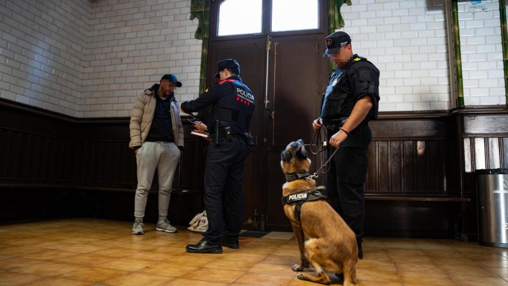 Agentes de la Policía Local de Montcada y de Mossos d'Esquadra durante el 'Plan Kanpai' en Montcada i Reixac