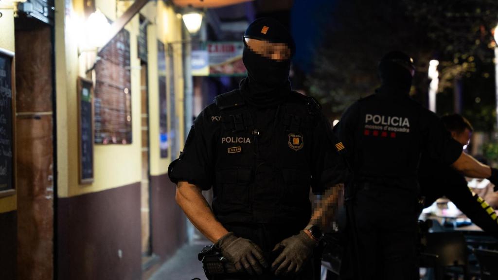 Agente de la Brimo durante el desarrollo del 'Plan Kanpai' en Montcada i Reixac