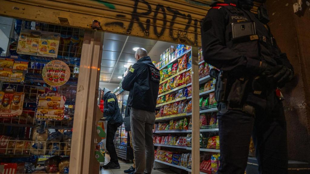 Agentes de los Mossos d'Esquadra durante la inspección en un supermercado de Montcada i Reixac