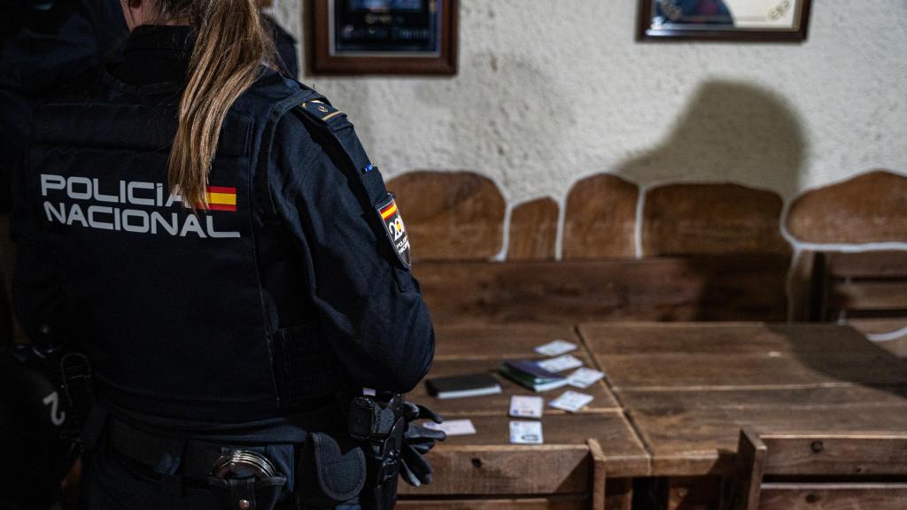 Agente de la Policía Nacional durante el dispositivo 'Kanpai' en Montcada i Reixac