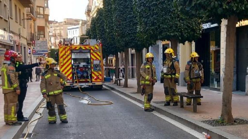 Bomberos de la Generalitat trabajando por controlar la fuga