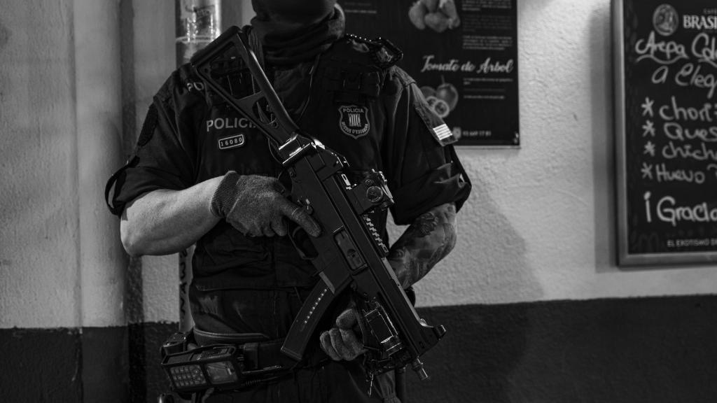 Un mosso, durant un operatiu Kanpai, a Montcada i Reixac, al maig