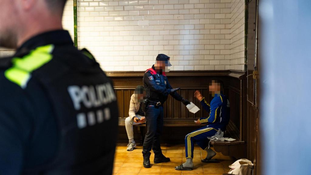 Agents de la Policia Local de Montcada i de Mossos d'Esquadra durant el 'Pla Kanpai' a Montcada i Reixac
