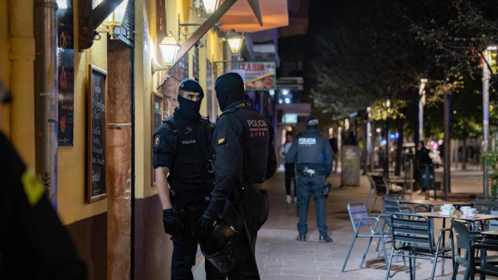 Agents de la Brimo dels Mossos d'Esquadra acordonen un bar al centre de Montcada