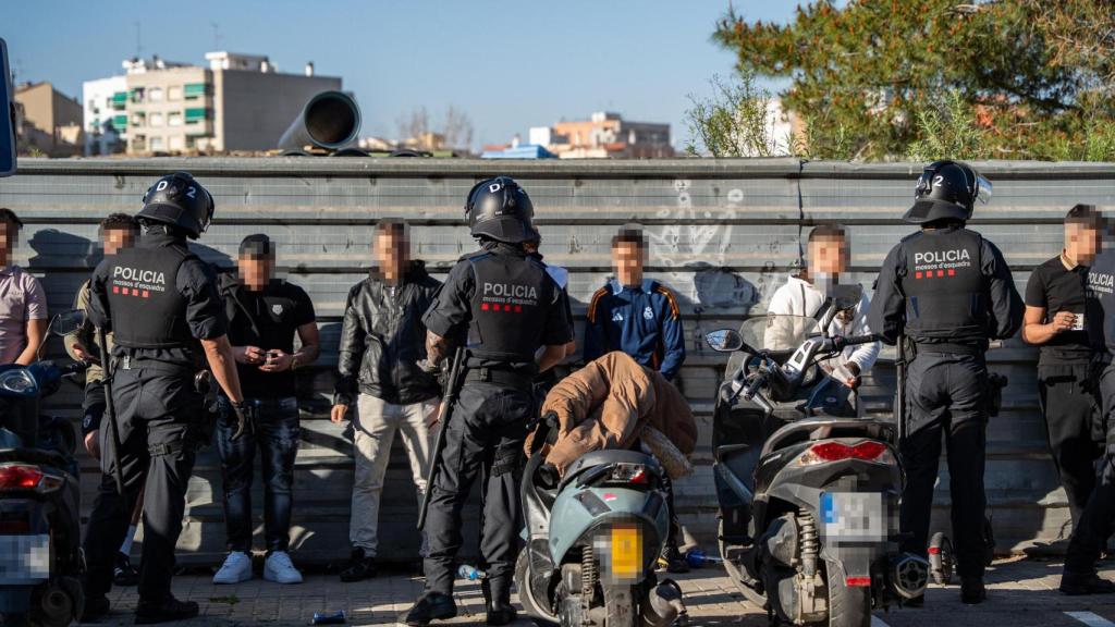 Agents de la Brimo dels Mossos durant el desplegament al barri de La Ribera