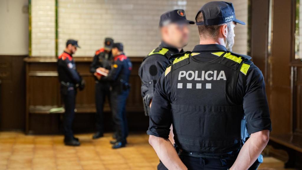 Agents de la Policia Local de Montcada i de Mossos d'Esquadra durant el 'Pla Kanpai' a Montcada i Reixac