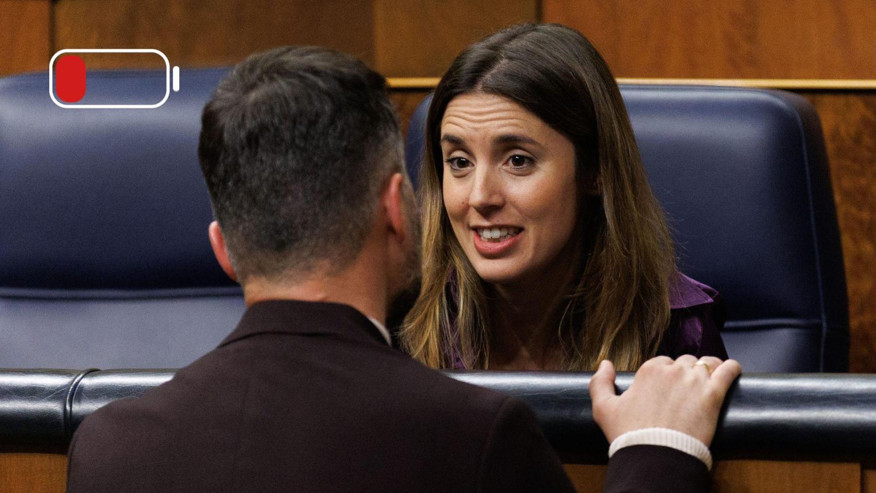 Irene Montero, hablando con Gabriel Rufián en una imagen de archivo