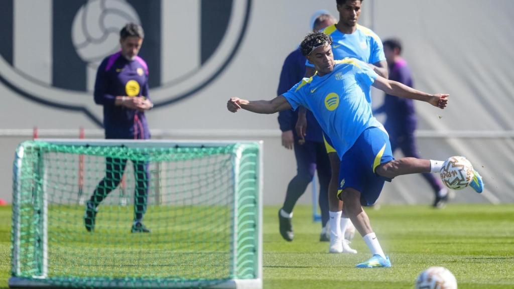 Lamine Yamal s'entrena abans del Barça-Rayo