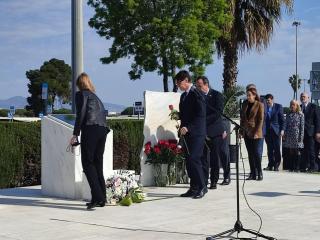 Autoridades políticas y familiares de las víctimas de Germanwings ponen rosas en memoria de los fallecidos en el siniestro